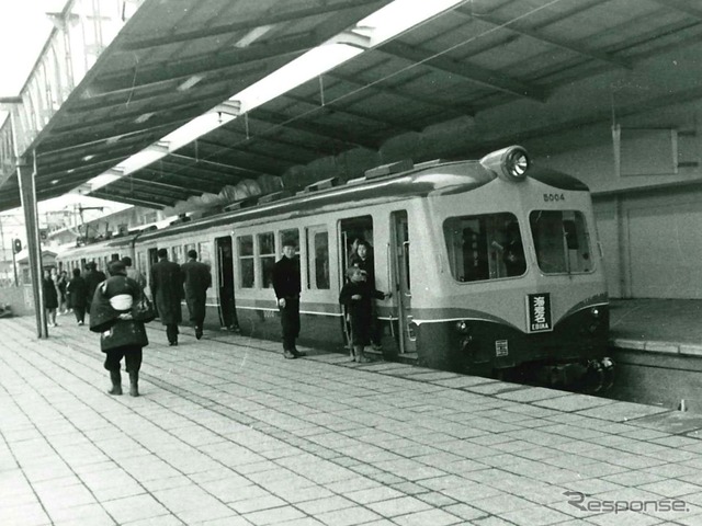 イベントでは相鉄の歴史をたどれる写真や資料が展示される。写真は横浜駅に停車中の5000系電車。