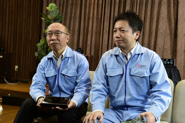 DIATONEシニアテクニカルアドバイザー 鹿山公二さん(左)と、三菱電機株式会社三田製作所 カーマルチメディア製造第二部 設計第三課 村上英哲さん。