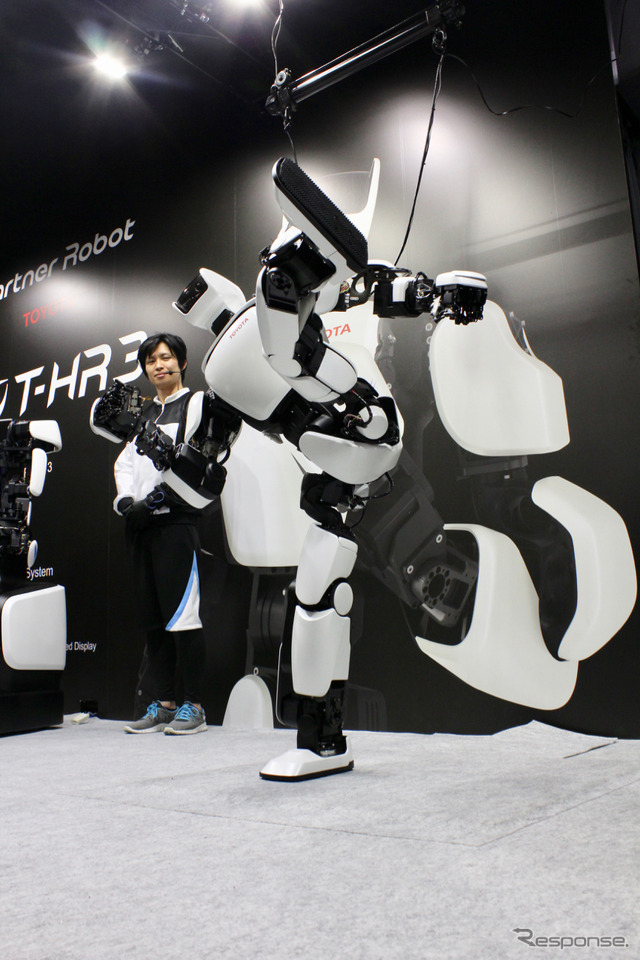 空手のハイキック。ゆっくりとした連続的な動作で、バランス感覚にも優れる。マスターフットと呼ばれるブーツ型のコントローラーを使えば歩行や体重移動も操作できる。