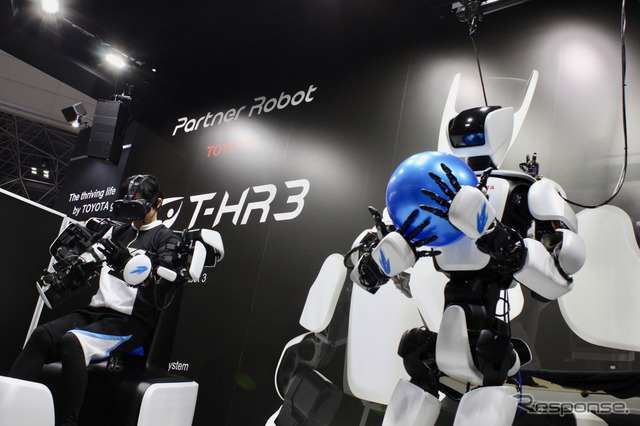 柔らかいボールを上手に扱う。左にあるのがマスター操縦システム。VRゴーグルとデータグローブで遠隔操作していても分身のように感触が伝わってくるらしい。