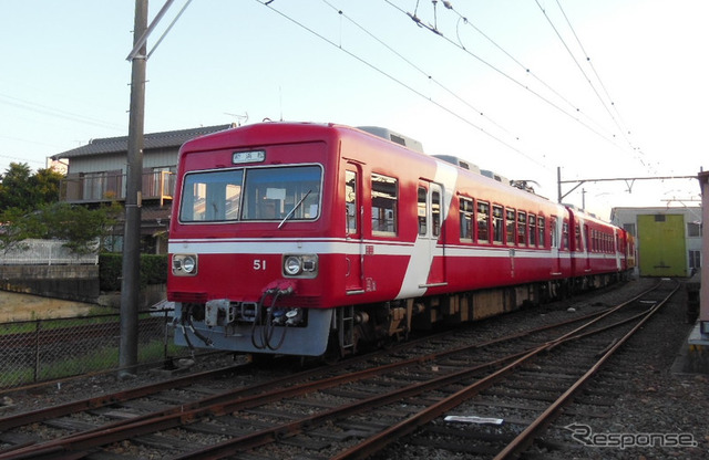12月の運行を最後に引退する30形モハ51+クハ61。すでに引退した同形車は、前面が二枚窓となった典型的な湘南フェイスで、このモハ51+クハ61も二枚窓スタイルは引き継がれたが、連窓風の近代的なスタイルとなった。