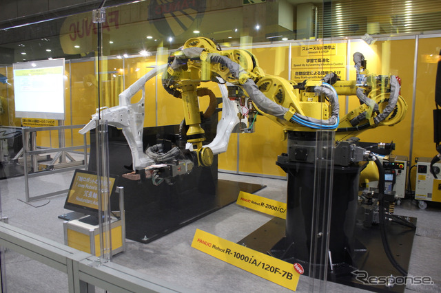 サイドのパネルをスポット溶接するロボット。7軸の複雑な動きで奥まった微妙な箇所も溶接できる。