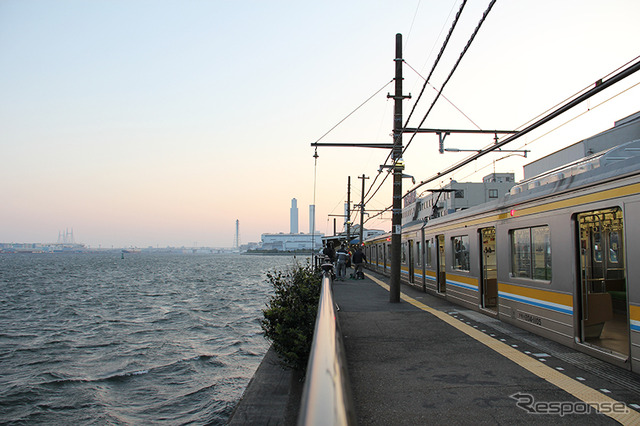 JR東日本は鶴見線でビール列車を運行する。写真はホームが京浜運河に面している海芝浦駅。