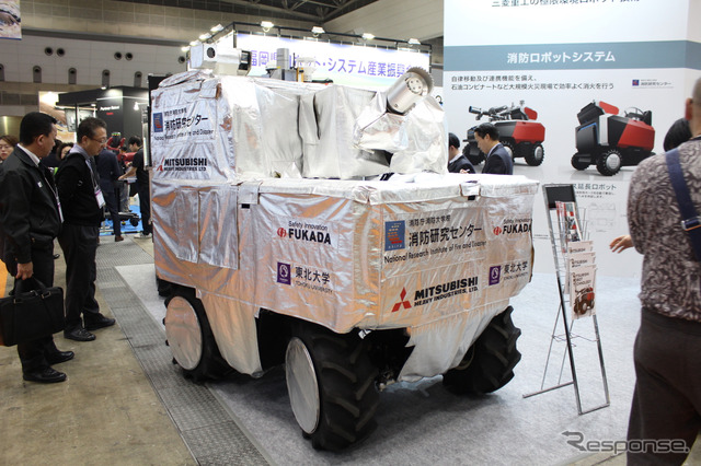 三菱重工の放水砲ロボットの試作車。7.2km/hで走行する電動の4WDだ。4000リットル/分の放水能力をもつ。