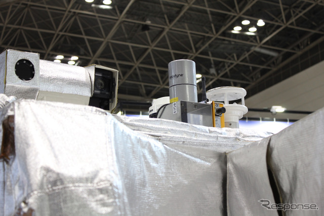 放水砲ロボットの頂部にはカメラとLiDAR、無線の送受信システムにGPS 、スプリンクラーを備える。