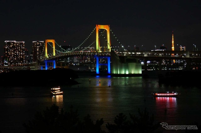 お台場からの夜景の中、虹色に浮かぶレインボーブリッジ