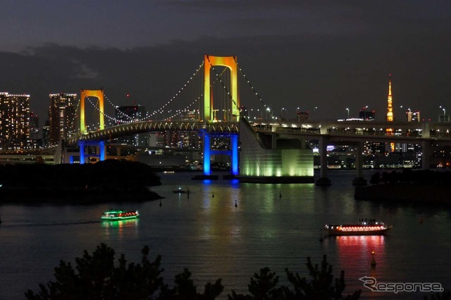 夕闇が深くなるにつれて虹色のライトアップがいっそう濃くなってきた