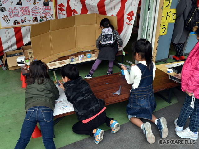 子どもたちは遊びに夢中