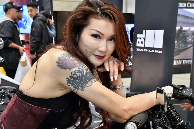 ツインカムやV-RODなど4台を展示したBADLAND。お馴染みの蓮妃Queenさん。