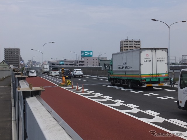 事故後、事故現場の第一通行帯はカラー舗装された