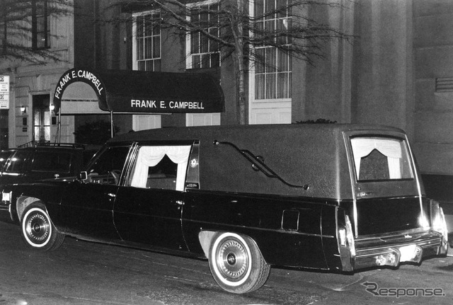 レノンの遺体を運んだ霊柩車（1980年）　(c) Getty Images