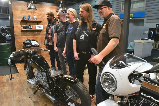 右からオラ・ステネガルド(BMW Motorrad車両デザイン部門)、ベナ・ノレン(TOLLE Engineering代表)、ロナ・ノレン(Unique Custom Cycles代表)、ホーカン・リンドバーグ(Painter)、ローランド・ストッカー(BMW Motorrad/R nineT開発プロジェ口リーダー)。