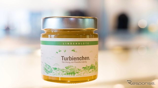 ポルシェが蜂蜜メーカーに？ ドイツ工場で初の収穫に成功