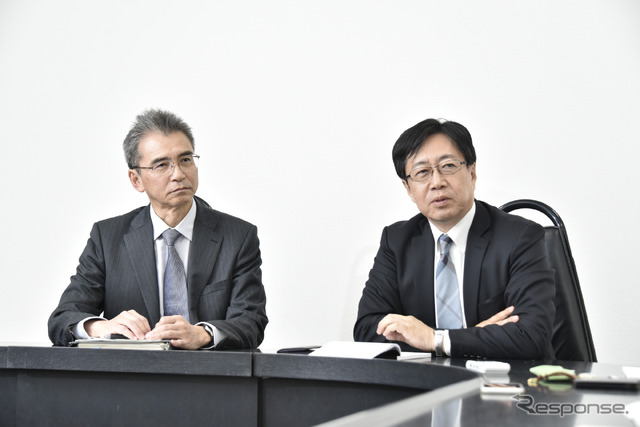 トヨタHV先行開発部の久保馨チーフプロフェッショナルエンジニア(左)とトヨタパワートレーンカンパニーの安部静生常務理事(右)