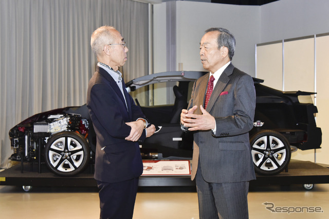 トヨタ内山田竹志会長(右)と御堀直嗣氏(左)