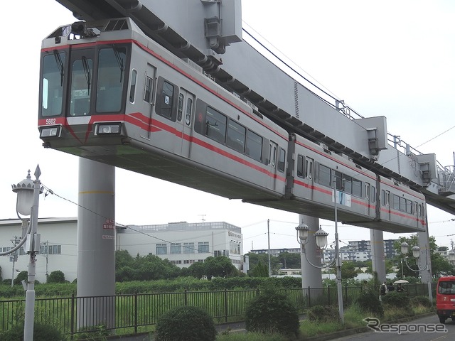 「Just Because！」では湘南モノレールなどが描かれている。写真は湘南深沢駅付近に広がる空き地の脇を通り抜けていく5000系の第5601編成。