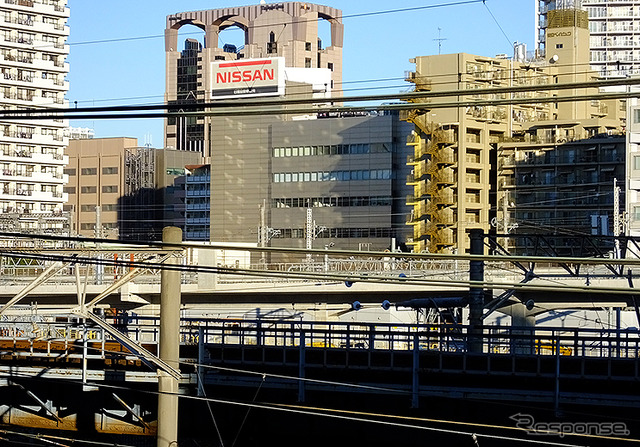 手前の高架橋が現在の京浜東北線北行高架線路、奥が鉄筋コンクリート製の新高架線路