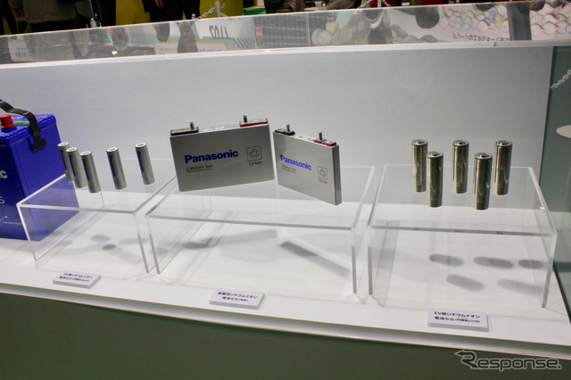 パナソニックのブースに並べられていた同社のクルマ用バッテリー。左端は鉛酸バッテリー。その右隣が18650リチウムイオンバッテリーセルだ。
