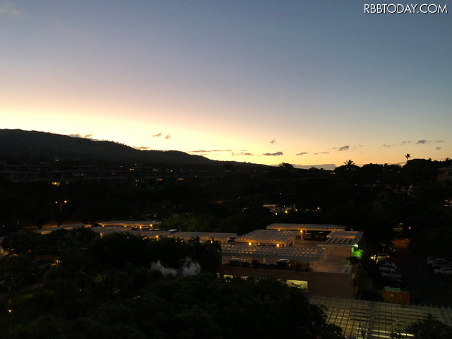 広角レンズで朝焼けを撮影。目で見た光景よりも色鮮やかな情景が撮れた