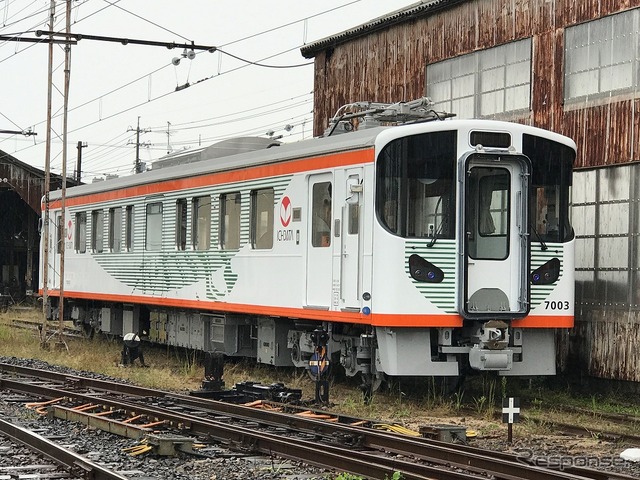 10月14日から営業運行に入っている「棚田」をモチーフにしたデハ7003。