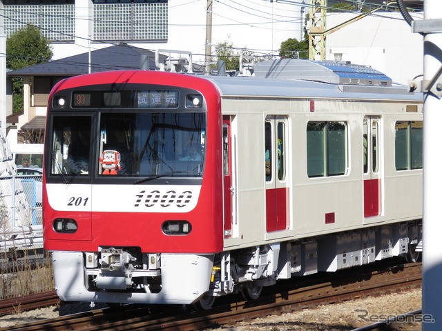 J-TREC横浜事業所を出場して金沢八景駅構内に入る第1201編成。