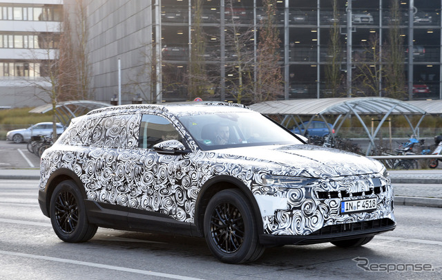 アウディが2018年に発売するSUVタイプのEV「e-tronクワトロ」(仮称)スクープ写真