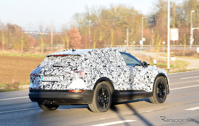 アウディが2018年に発売するSUVタイプのEV「e-tronクワトロ」(仮称)スクープ写真