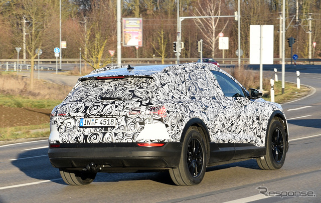 アウディが2018年に発売するSUVタイプのEV「e-tronクワトロ」(仮称)スクープ写真