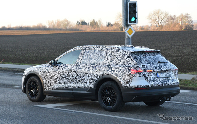 アウディが2018年に発売するSUVタイプのEV「e-tronクワトロ」(仮称)スクープ写真