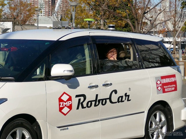 自動タクシーに試乗する猪熊副知事