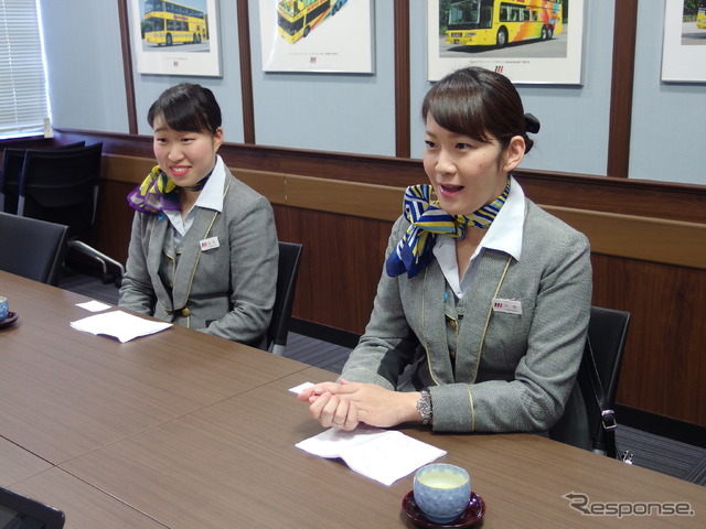 ガイドの吉塚里美さん(向かって右)と金本安奈さん