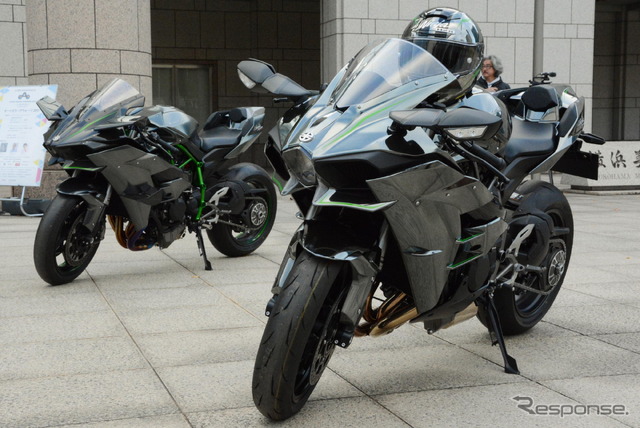 カワサキNinja H2(右)とNinja H2R