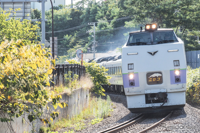 中間車にキハ183系0番台を連結した函館本線の臨時特急『ニセコ』。2018年3月のダイヤ改正でそのすべてが引退することになった。先頭のキハ183形は、0番台を車掌室または車販準備室付きに改造した200番台だが、これに関しては引退がアナウンスされていない。