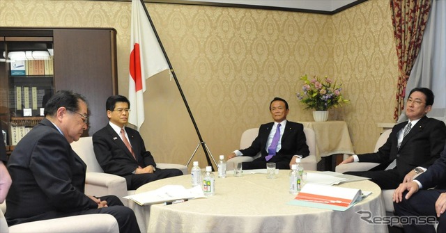 15年ぶりの保険料運用益返済を実現した石井国交相と麻生財務相の折衝(18日・霞が関)