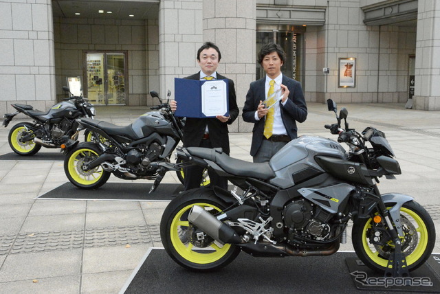 MTシリーズと安田主事（右）、片平デザイナー