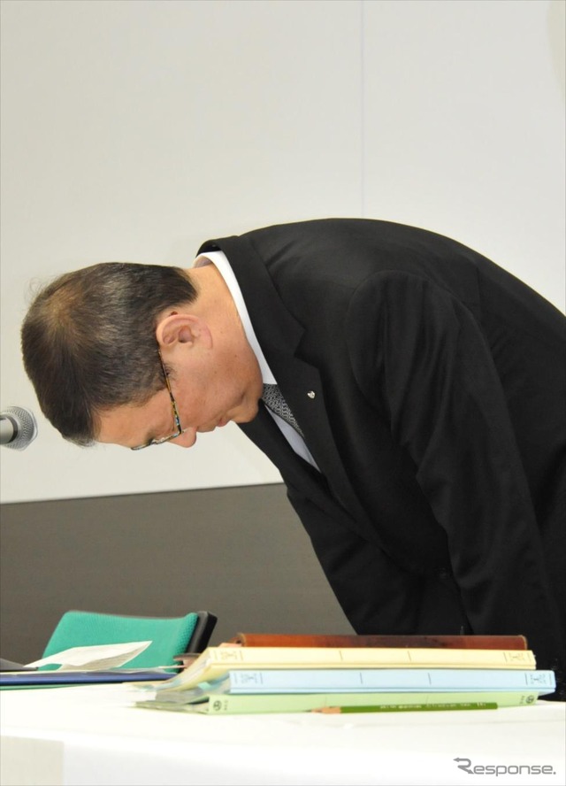 不適切な完成検査について謝罪し、再発防止策を公表する吉永泰之社長