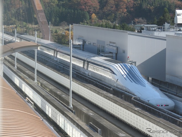 実験センターで停車中の試験列車。