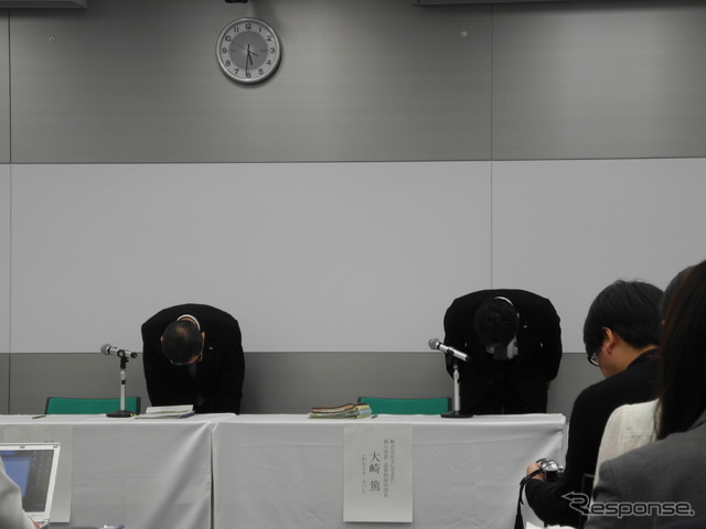 冒頭の挨拶で頭を下げる吉永泰之社長(左)と大崎篤執行役員品質保証本部長