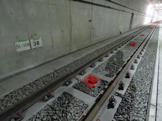 緩行線内は縦方向の枕木(ラダー枕木)を採用。横方向の枕木に比べレールや車両の重さが均一に分散され、メンテナンスが軽減されるなどのメリットがある。