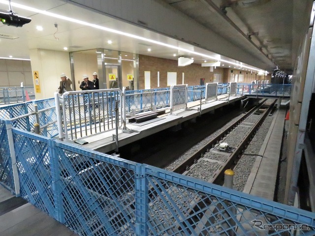 世田谷代田駅の緩行線ホーム(本設)。現在はコンコースとして一部が既に使われている。