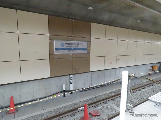 世田谷代田駅の緩行線ホーム（本設）。