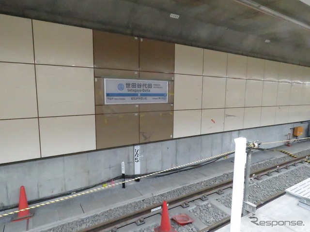世田谷代田駅の緩行線ホーム(本設)。