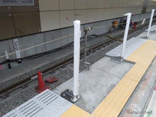 世田谷代田駅の緩行線ホーム（本設）。当面はホームドアの設置穴を使って固定柵が設けられる。