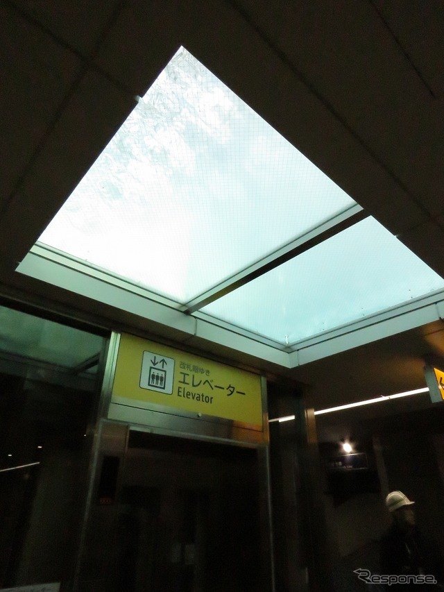 緩行線ホーム（本設）と地上駅舎を結ぶエレベーターの手前には自然光の採取口があった。