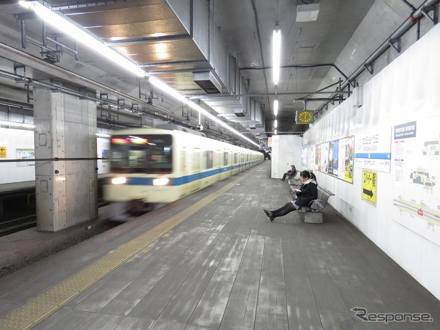 世田谷代田駅の仮設ホーム。複々線化に伴い使用を中止する。
