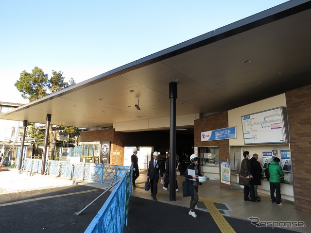 世田谷代田駅の地上駅舎は既に完成。駅前広場（左）の工事はこれからだ。