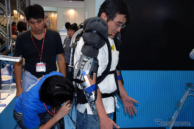 【福祉機器展07】東京理科大のマッスルスーツに黒山の人だかり