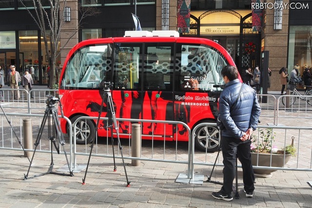 シンメトリーの構造で、どちらが先頭でも走行できる。車両には合計8つものセンサーを搭載している