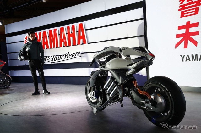 自律走行が可能なAI搭載バイク、ヤマハ「モトロイド」(東京モーターショー2017)