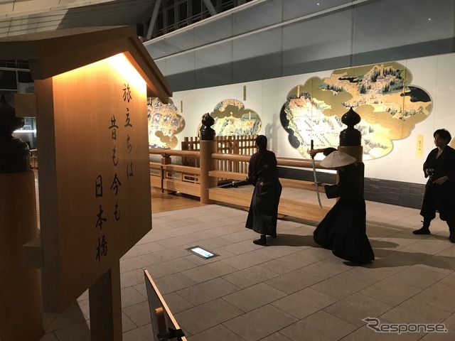 空港内で繰り広げられる殺陣。羽田空港で「究極のインスタ映え」?「SAMURAI FILM」で本物のスタントマンとアクション体験はいかが?